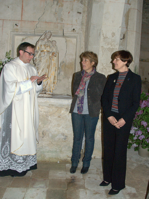 L'abbé Couget (à gauche) Madame DARD, maire de Bossugan (au milieu) et Madame Salette (Maire de Pujols-sur-Dordogne)